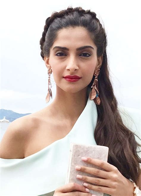 10 times Sonam Kapoor explored her sexy side!